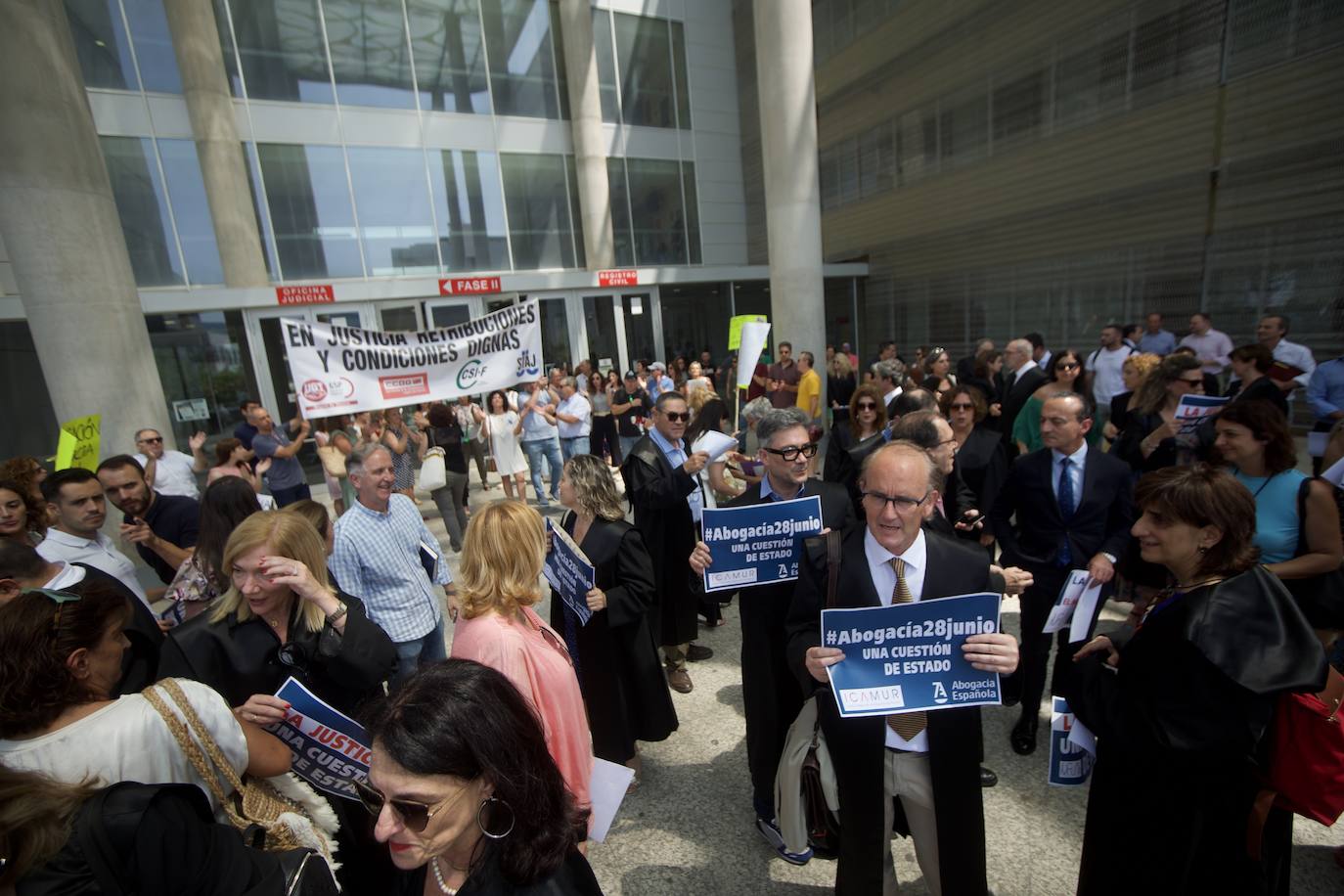 Imágenes de la concentración de abogados, procuradores y graduados sociales en Murcia