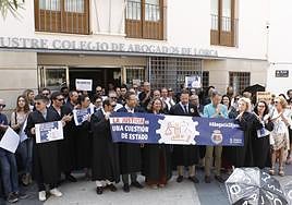 Los abogados de Lorca durante su concentración ante su sede colegial.