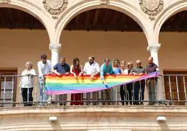 El alcalde de Lorca, Fulgencio Gil -sexto por la derecha-, este miércoles, acompañado de varios concejales del PP, PSOE e IU colocan la bandera arcoíris en la facha del Ayuntamiento, en un acto al que solo faltó Vox.