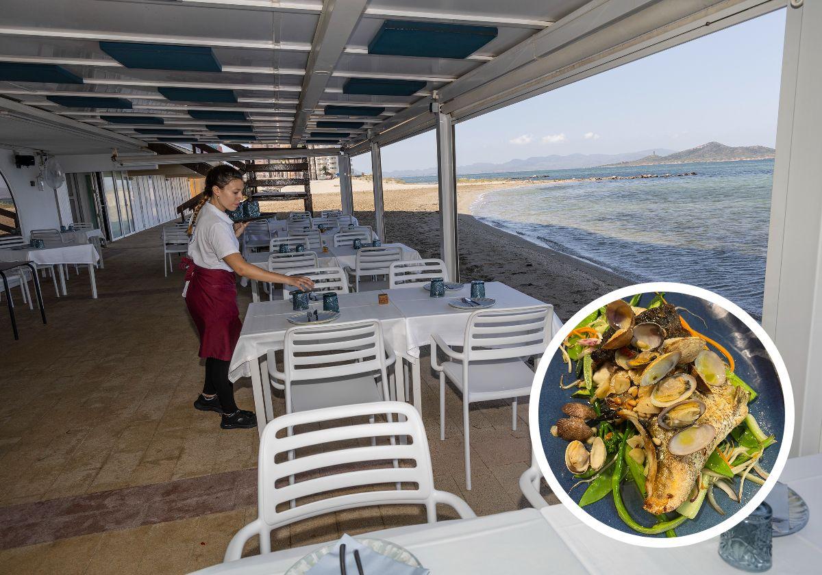 Una camarera prepara las mesas de la terraza.