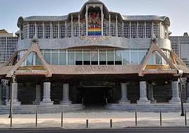 La bandera LGTBI colgada en la Asamblea por el 28-J, en un año anterior.