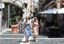 Varias personas caminando en el centro de Murcia, en una imagen de archivo.