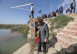 Una delegación del Parlamento Europeo visitó la laguna el año pasado, en la foto, Tatjana Zdanoka en el Albujón. La OCDE basa su estudio en el informe que se hizo, y en datos del Ministerio.