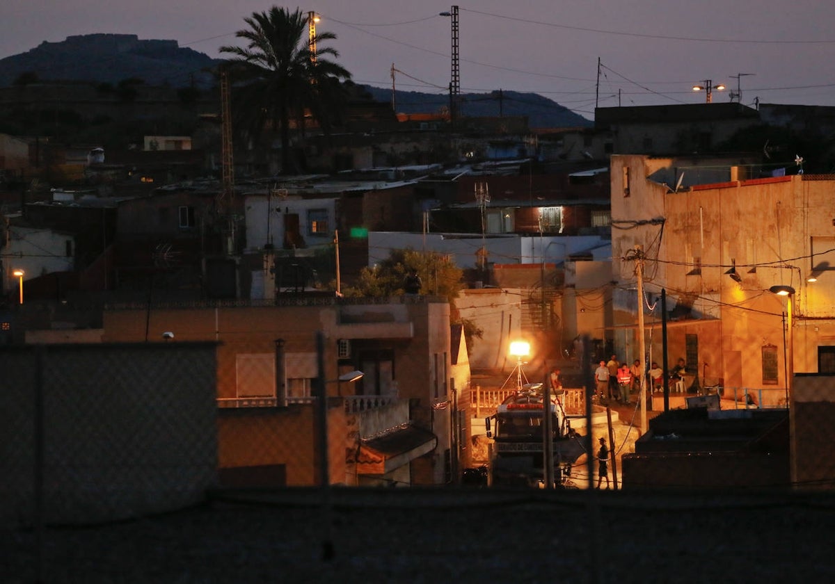 Rodaje anoche martes en Los Mateos de la película 'Venom', con el Castillo de los Moros de fondo.