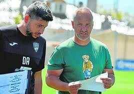 Randri García conversa con su segundo, Daniel Álvarez, antes de un partido de esta campaña.