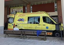 Imagen de archivo de una ambulancia en la puerta de urgencias de La Arrixaca.