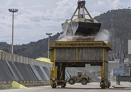 Labores de descarga de graneles en el Muelle Príncipe Felipe de Escombreras.