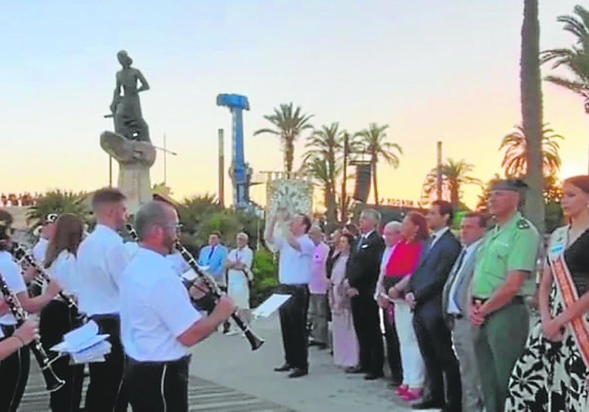 Canto de la salve marinera ante el Hombre del Mar.
