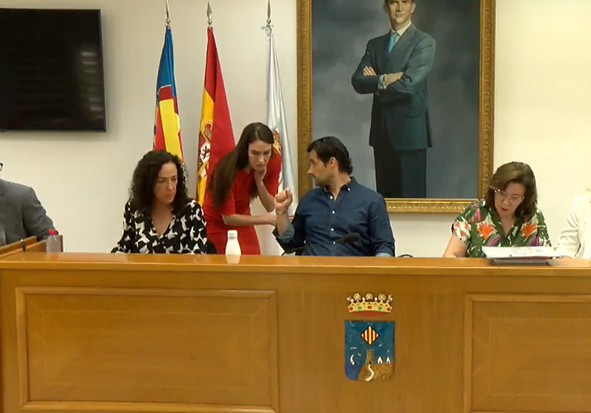 La líder socialista, Bárbara Soler, habla con el alcalde, Eduardo Dolón, antes del inicio del pleno.