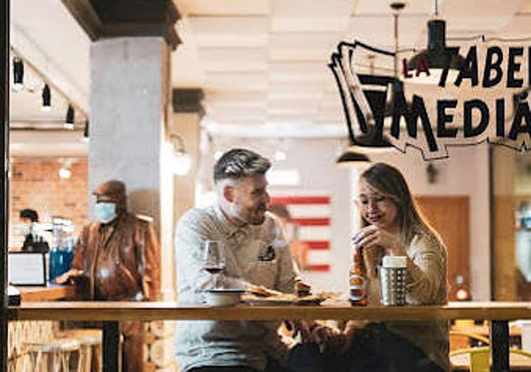Clientes en la Taberna Mediática.