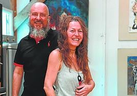 Petrus Borgia y Sofía Gea posan en su estudio esta semana, un espacio concebido para la interacción y convivencia con otros artistas.