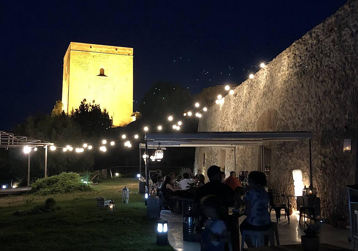 Cena en las caballerizas del Castillo de Lorca.