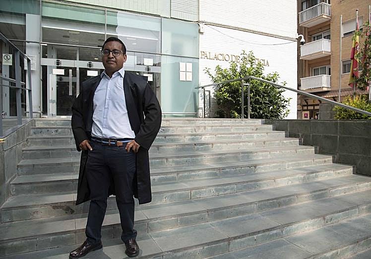 Patricio Morales, ante el Palacio de Justicia de Cartagena, sin movimiento por la huelga.