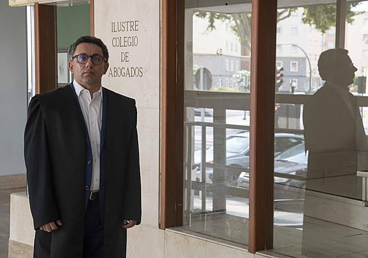 Domingo Núñez, ante la sede del Colegio de Abogados de Cartagena.