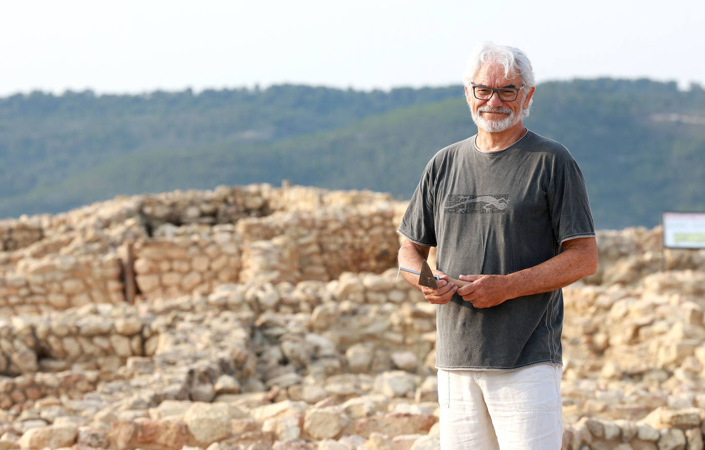 Vicente Lull, fotografiado hace unos días en el yacimiento argárico de La Almoloya, en Pliego.
