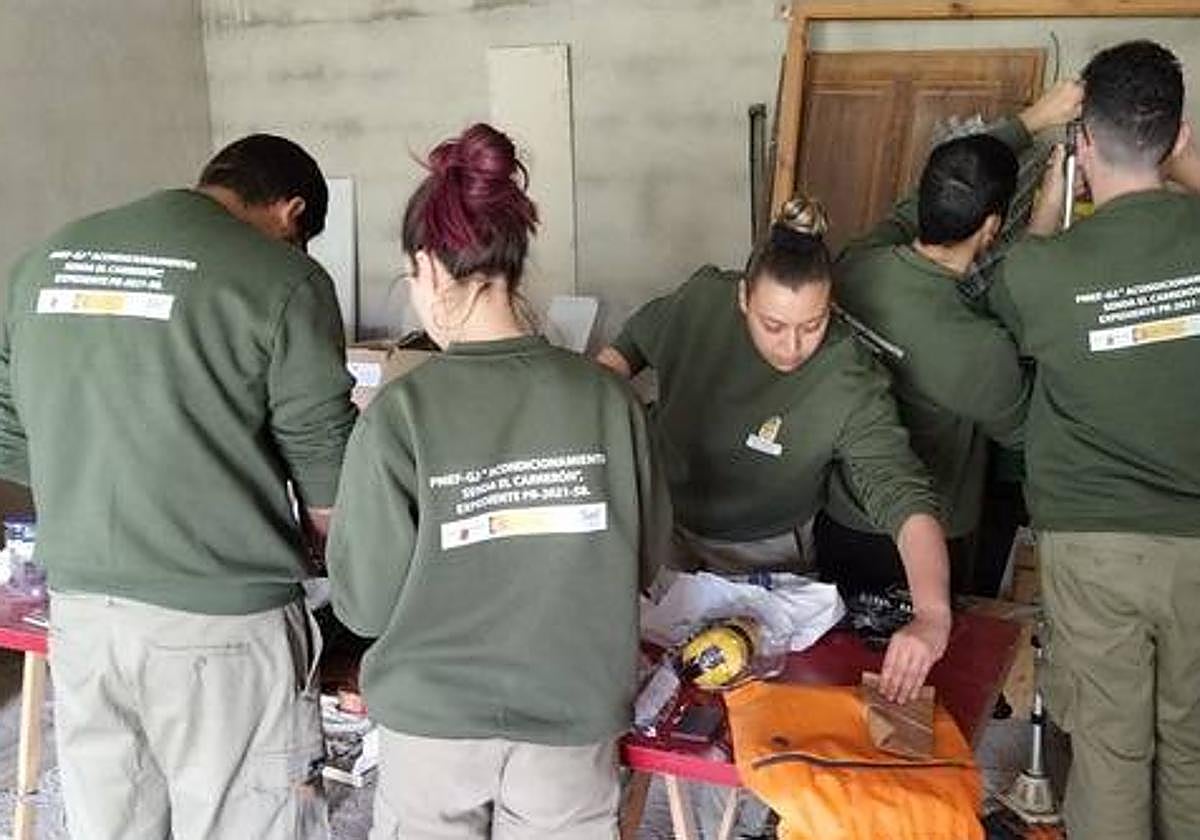 Varias personas participan en un programa del SEF.