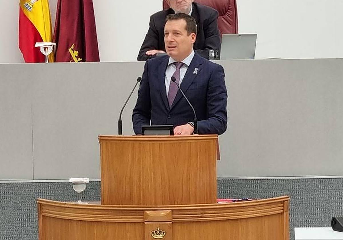 Manolo Sevilla en la Asamblea Regional.