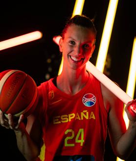 Imagen secundaria 2 - Arriba: Laura Gil lanza a canasta en el Eurobasket.