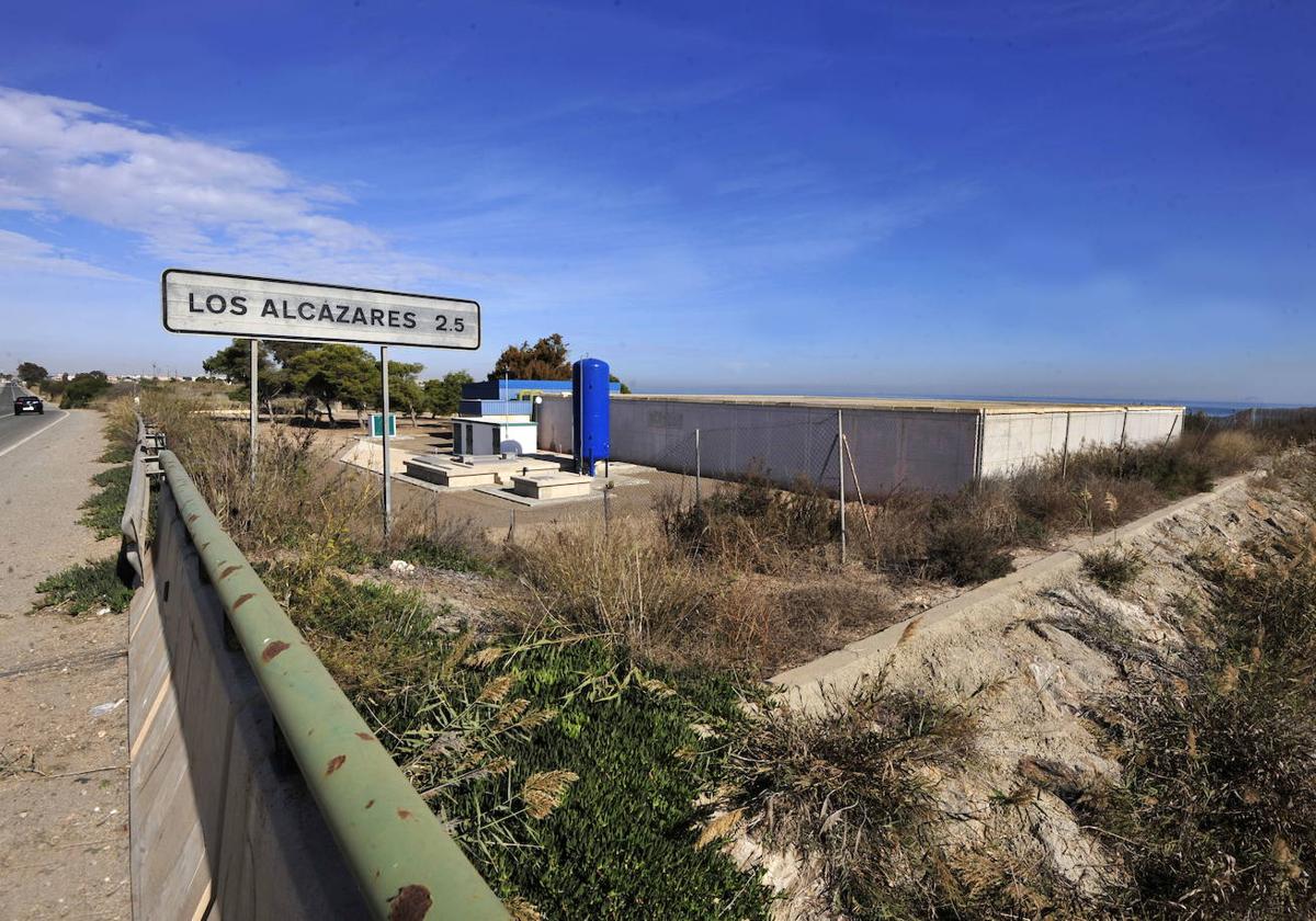 Estación de bombeo de aguas ubicada en la desembocadura de la rambla del Albujón, junto al Mar Menor, en una foto de archivo.