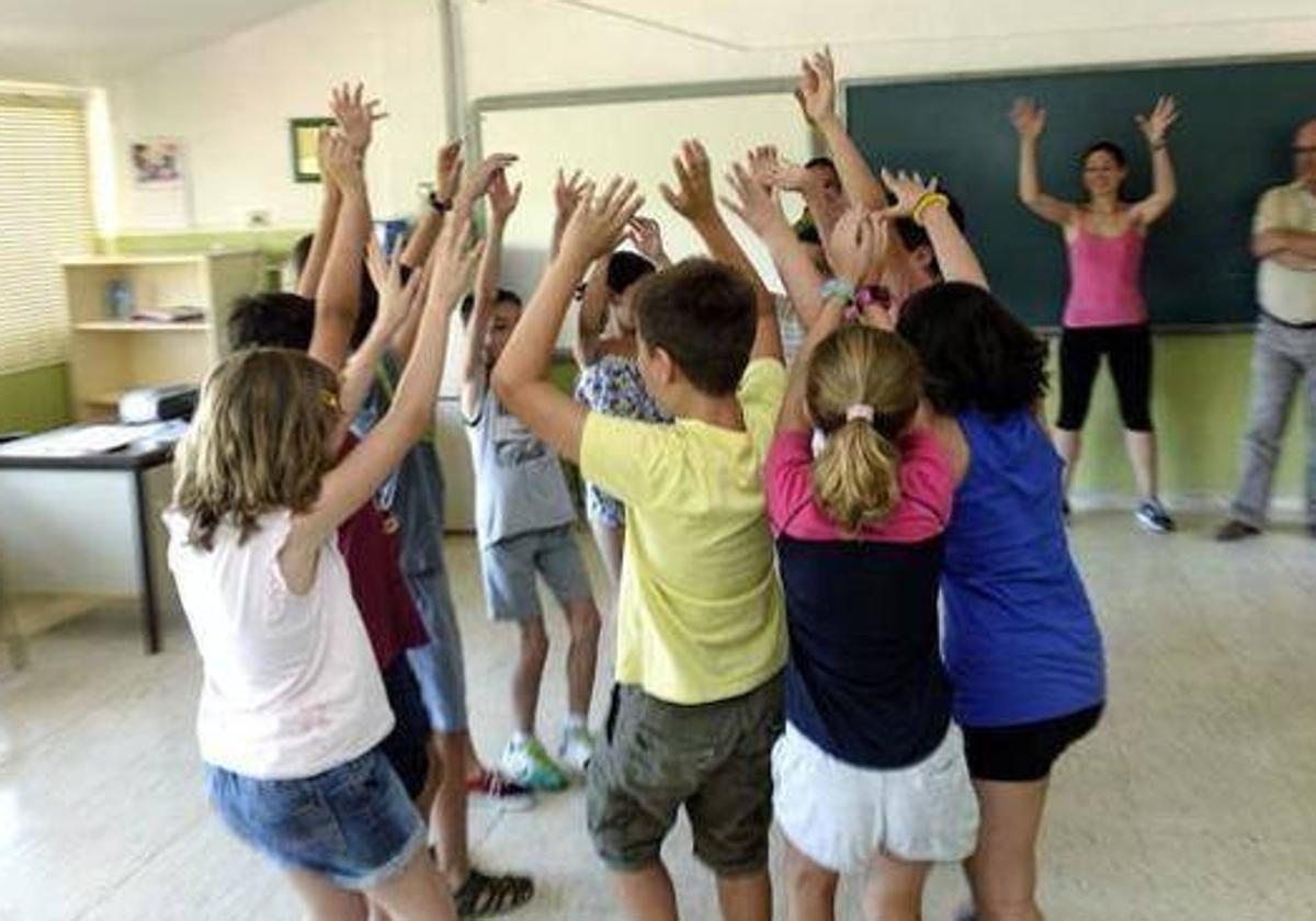 Un grupo de niños se divierte en la escuela de verano organizada por el colegio El Molinico, en La Alberca, en una fotografía de archivo.