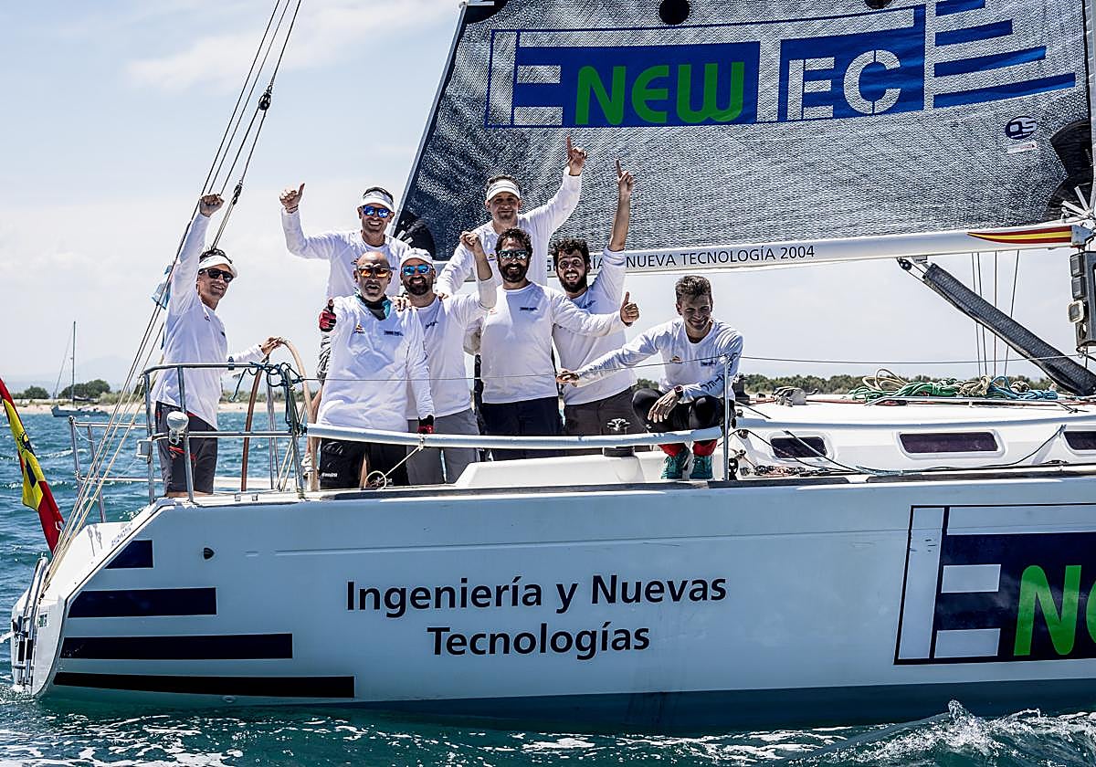 Los tripulantes del crucero 'Enewtec' celebran este domingo su triunfo en el Trofeo SM La Reina.