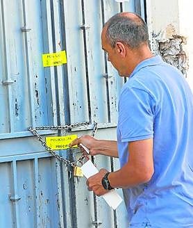 Imagen secundaria 2 - Interior de la vivienda. Un policía local de paisano precinta el edificio. 