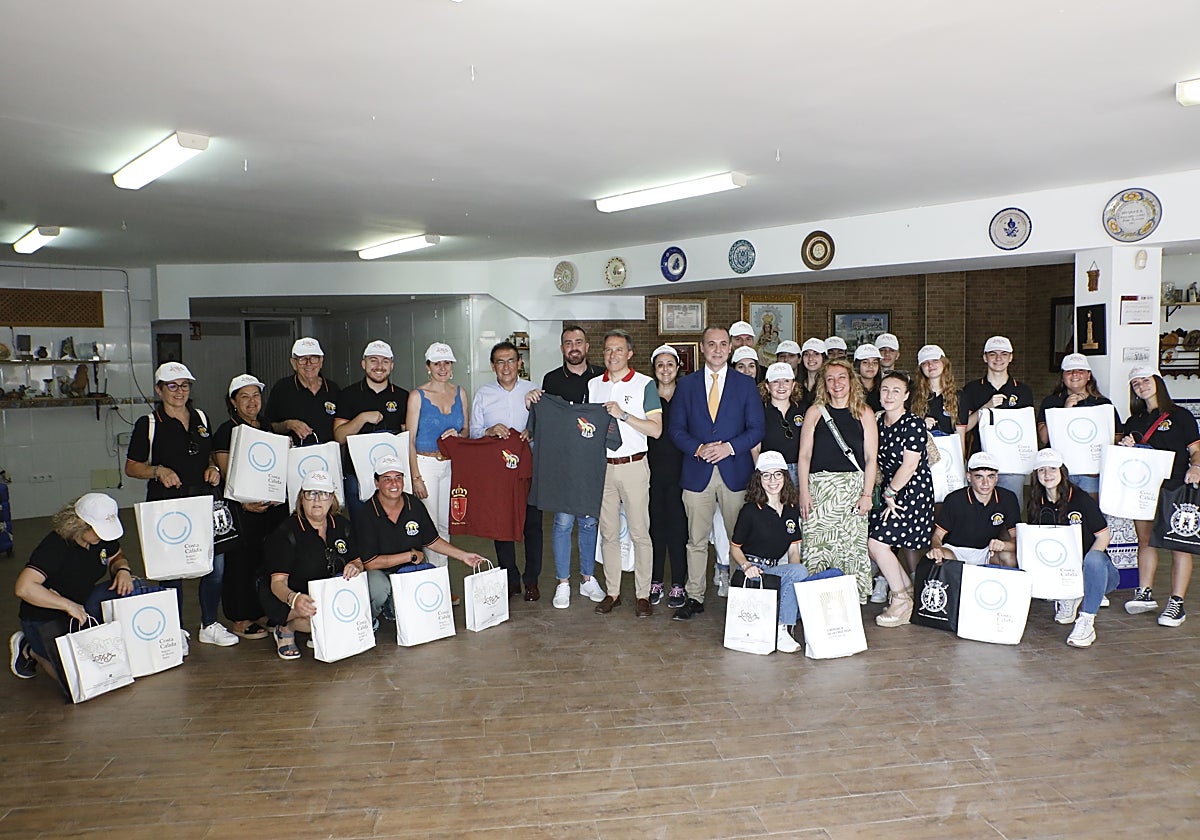 Miembros del grupo Coros y Danzas junto al alcalde y el director general de Competitividad Turística antes de partir hacia Francia.