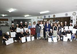 Miembros del grupo Coros y Danzas junto al alcalde y el director general de Competitividad Turística antes de partir hacia Francia.