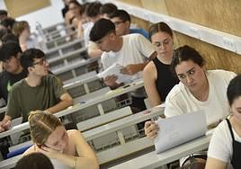 Varios estudiantes durante la prueba de acceso, este lunes.