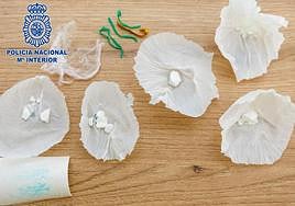 Varias dosis de la cocaína incautada.