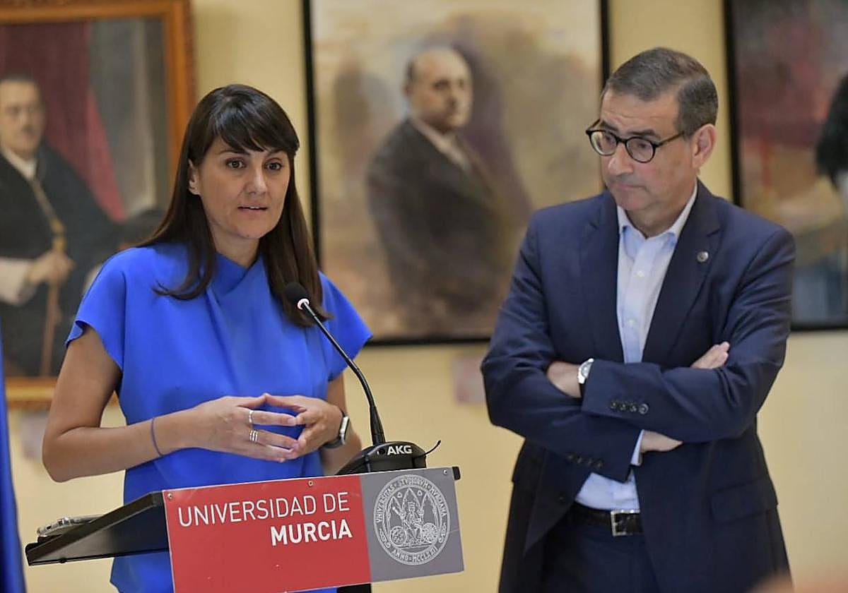 El rector José Luján junto a María González, secretaria de Estado de Telecomunicaciones e Infraestructuras Digitales.