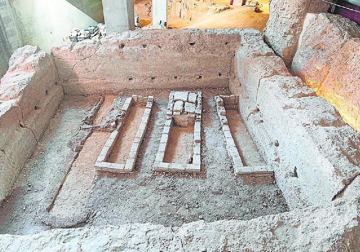 Uno de los enterramientos que se podrán ver durante la visita musealizada de los restos cuando acaben las excavaciones.