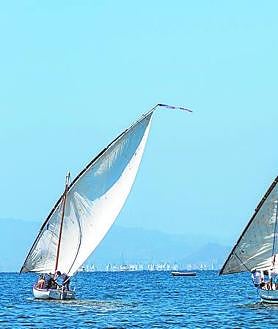 Imagen secundaria 2 - Un grupo de tripulantes corren desde la orilla para embarcarse. Un momento de la primera regata del circuito 2023, el domingo.