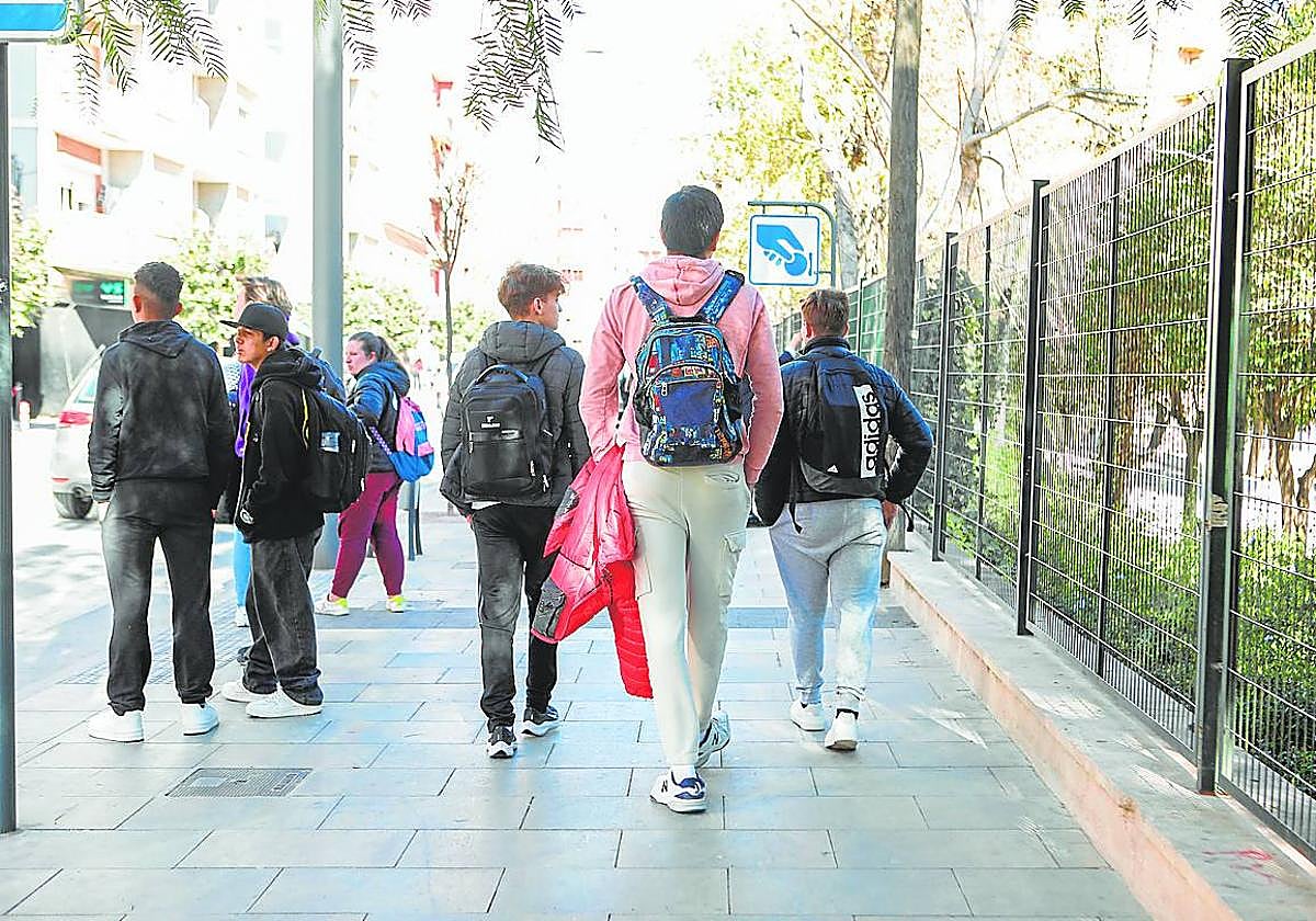 Jóvenes, a la salida de clase de un instituto, en una imagen de archivo.