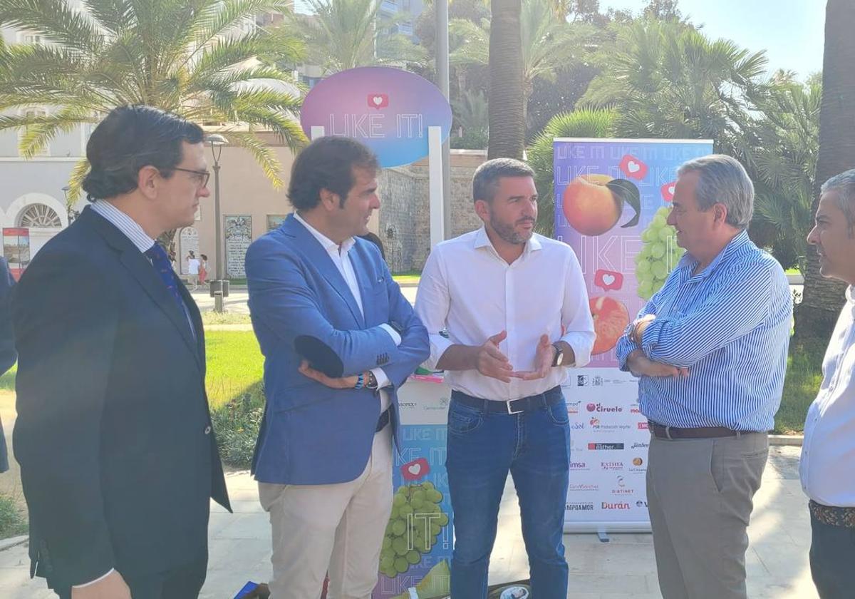 El consejero en funciones Antonio Luengo, durante el acto de presentación de la campaña de promoción de fruta de la Región entre los turistas.