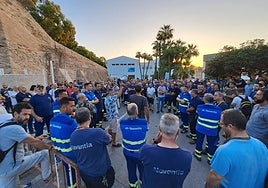 Asamblea de trabajadores, en la puerta del astillero, al inicio del turno matinal.