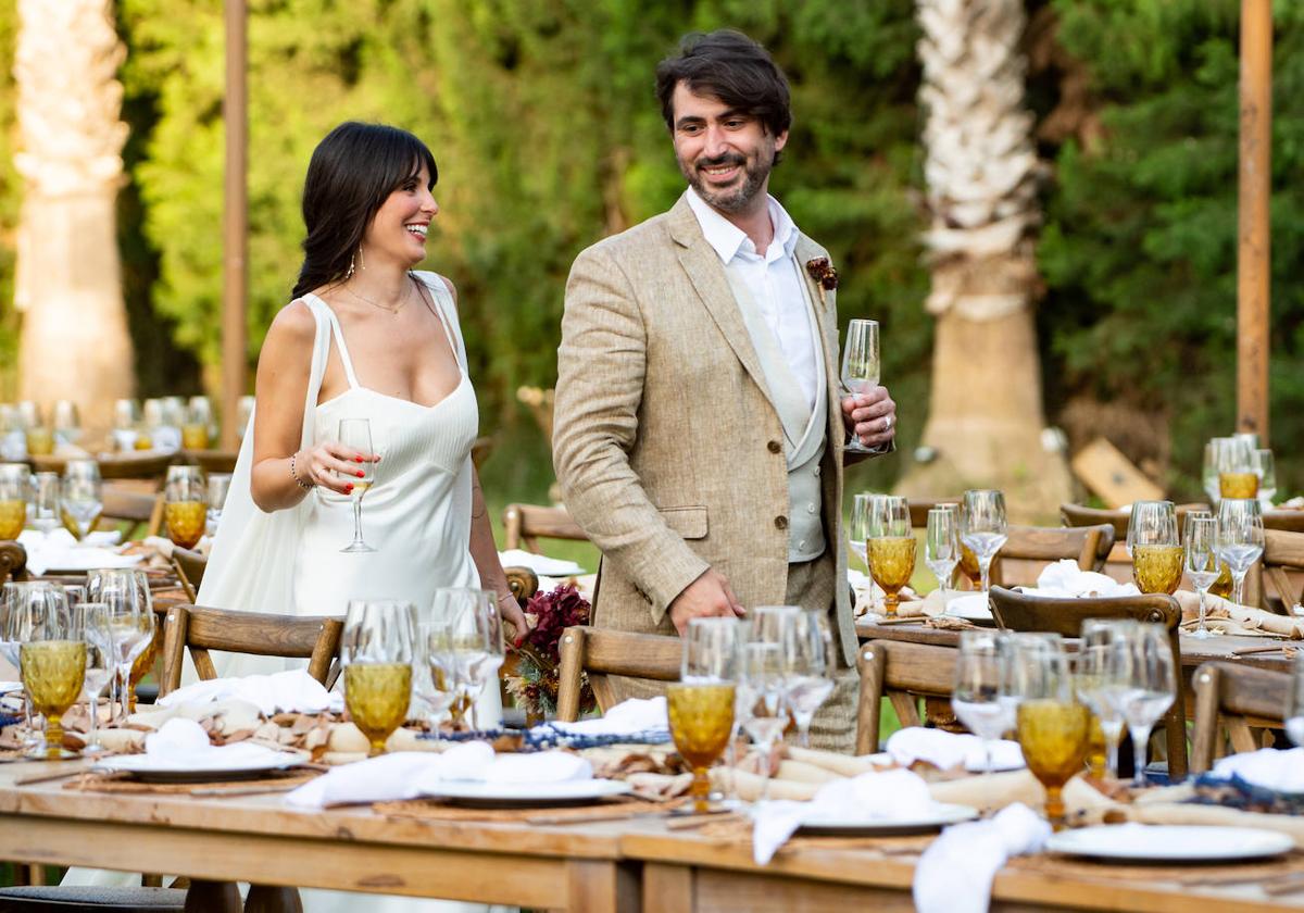 Isabel Torrecillas y Samuel Ruiz pasean entre las mesas preparadas para los invitados a su boda, el pasado sábado.