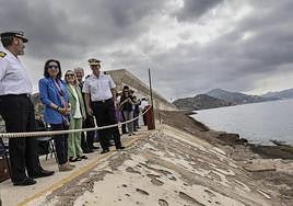 El S-81 'Isaac Peral' navega frente al dique donde se encuentra la ministra Robles acompañada de altos cargos militares y de Navantia.