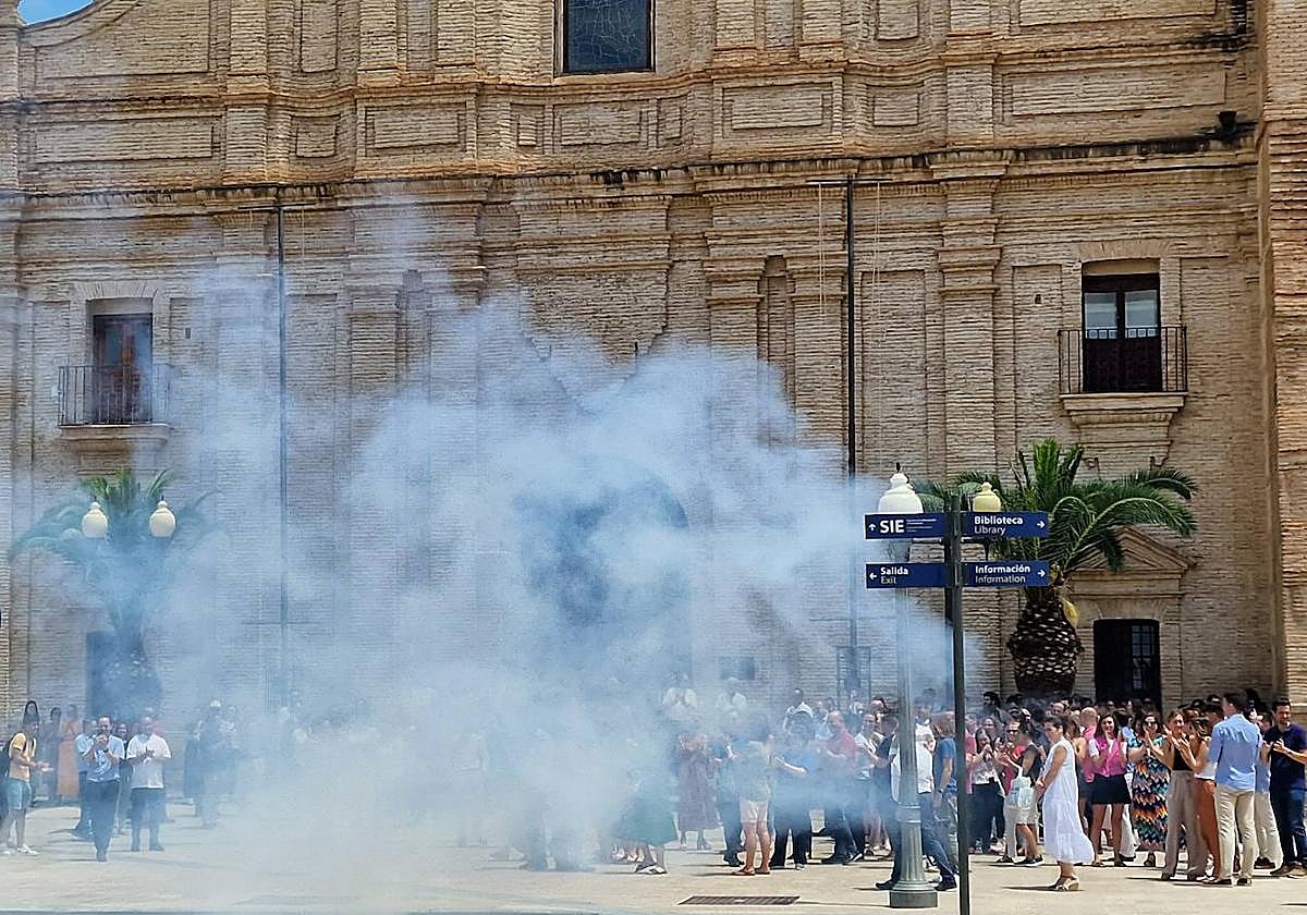 Miembros de la comunidad universitaria de la UCAM celebran el visto bueno con una traca en el campus.