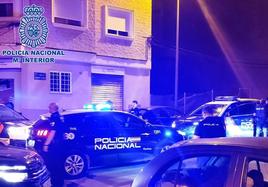 Vehículos de la Policía Nacional en Molina de Segura tras interceptar al responsable.