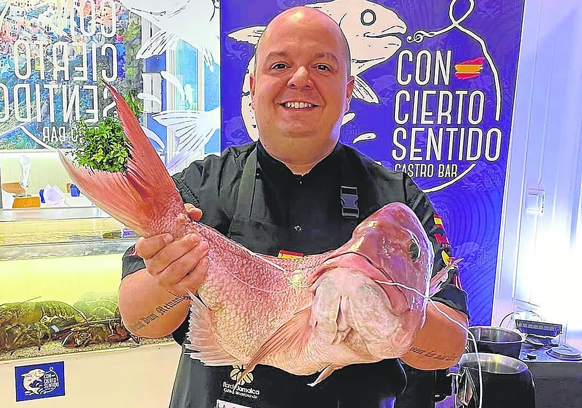 Javi Martín posa con una pieza de pescado.
