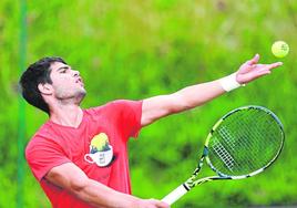 Carlos Alcaraz, entrenando este miércoles en una pista del All England Club.