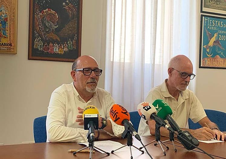 El presidente de Asociación de Moros y Cristianos, Manuel Ortuño, este jueves, junto al secretario, Juan de Dios Rogel.