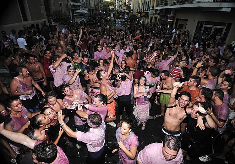 Imagen principal - En grande, Gran Cabalgata de Jumilla; Carrera de cintas a caballo en Pozo Estrecho y Los Cherros de Zeneta, en pequeño.