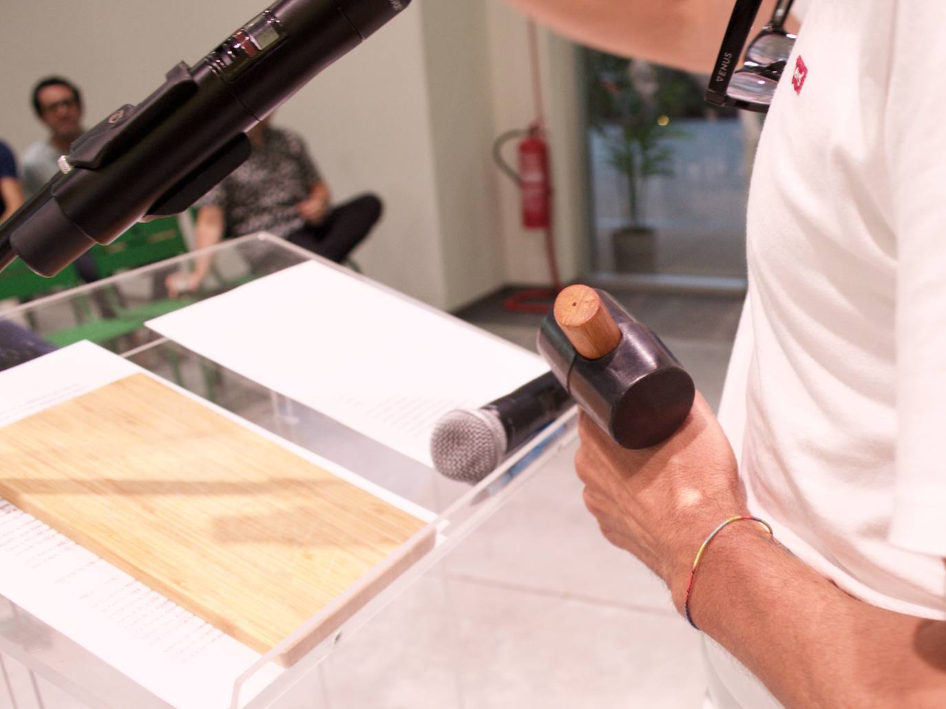 Subasta benéfica de arte, en imágenes