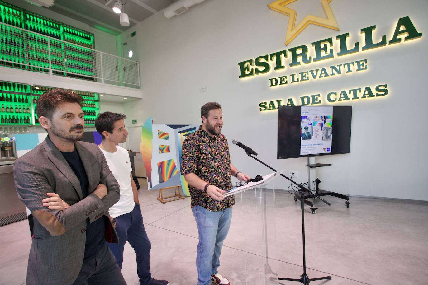 Subasta benéfica de arte, en imágenes