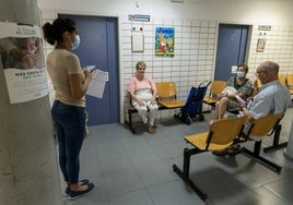 Pacientes con y sin mascarilla, este miércoles en el centro de salud de El Carmen, en Murcia.