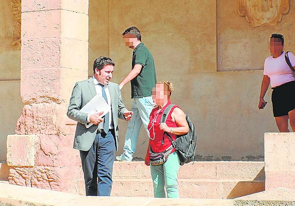 El abogado Pascual Canales, con dos de sus defendidas, ayer.