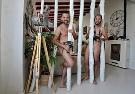 Los fotógrafos Juanjo y David posan desnudos para LA VERDAD en su casa-estudio a las afueras de Abanilla.