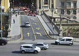 Un turismo cruza por el Puente Viejo de Murcia tras su reapertura, este viernes.